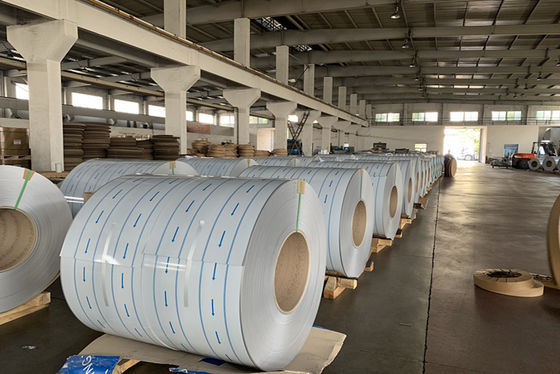 2500mm ความกว้าง Ultra Wide Pre-painted Aluminium Coil Plate Super Wide Coating Aluminum Coil ใช้สําหรับรถบรรทุกหรือรถตู้
