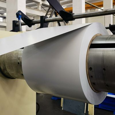สารสกัด 3105 สีขาว 22 Gauge 0.65mm ความหนา 300mm กว้าง PE Pre Painted Aluminum Coil สําหรับการทําน้ําท่วม