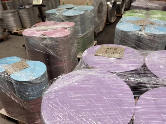 โลหะผสม 1060 H24 ความหนา 0.70 มม. เส้นผ่านศูนย์กลาง 440 มม. แผ่นอะลูมิเนียมเคลือบสีสำเร็จรูป วงกลมอะลูมิเนียม สำหรับป้ายฟาเซีย