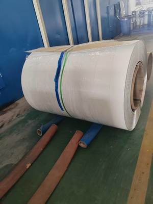 สำหรับฝาครอบลาน โลหะผสมหนา 0.75 มม. 3105 H24 22 เกจสีขาวสีอลูมิเนียมเคลือบสีแรงกระแทกสูงพร้อมสี Pvdf