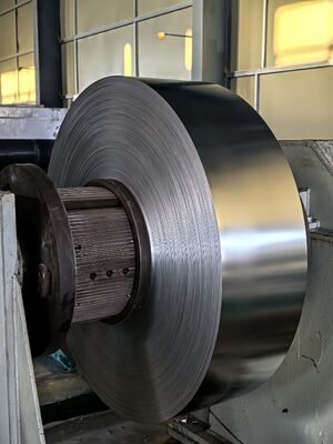 แผ่นอลูมิเนียมสำหรับฝากระป๋องอาหารเกรดโลหะผสม 8011 H34 ลูกกลิ้งอลูมิเนียมทาสีม้วนความหนา 0.23 มม. เหมาะสำหรับการปิด Lug โลหะ