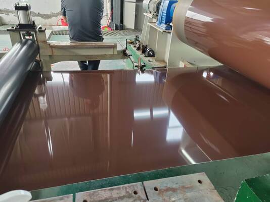 แผ่นอะลูมิเนียมน้ำหนักเบาสำหรับมุงหลังคา ทำจากโลหะผสม 3105 PPG Kynar PVDF สีเทาด้าน Ral 7046 ม้วนเคลือบสีล่วงหน้า กว้าง 49 นิ้ว